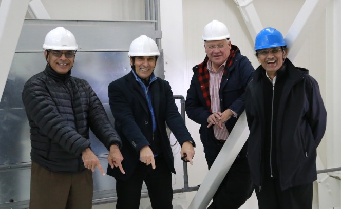 Alaudin Bhanji , Enrico Flamini, Pete Hames e Keyur Patel durante la visita a SRT.