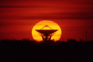 Radiotelescopio al tramonto